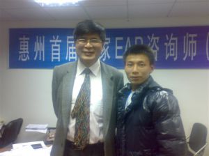 我校苟老师与哈佛大学香港城市大学教授岳晓东老师合影