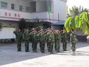 学员军事表演-敬礼与礼毕